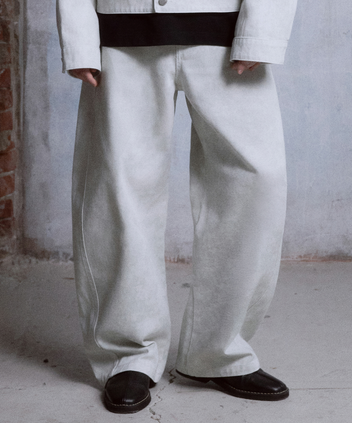 디써티원(DTHIRTYONE) Belted Wide-Curve Denim Pants (Marble Grey)