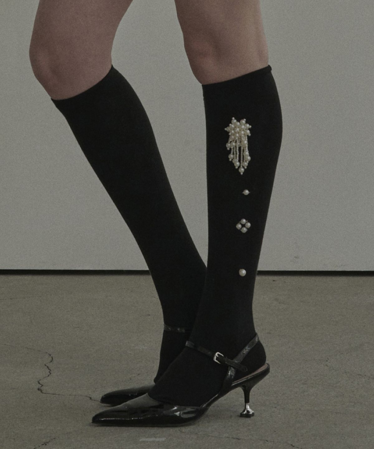 마우솔레움(MAU SOLEUM) Pearl Knee Socks - Black,Grey
