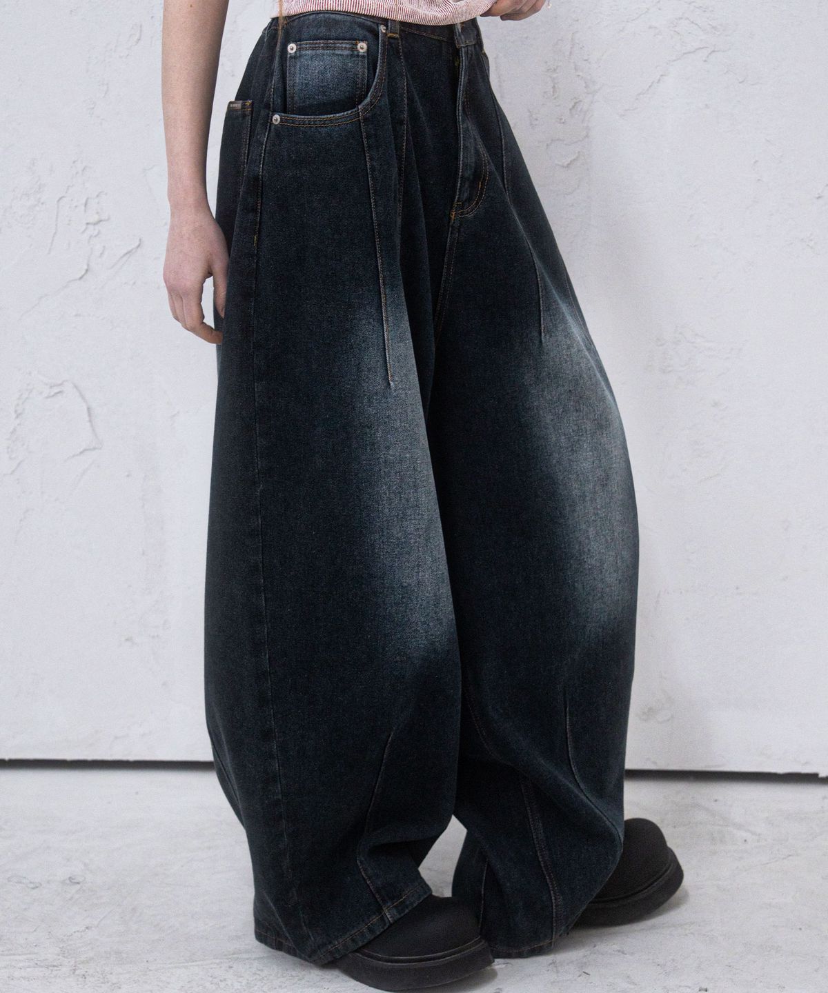어반드레스(AVANDRESS) Super Wide Dart Denim Pants DEEP BLUE