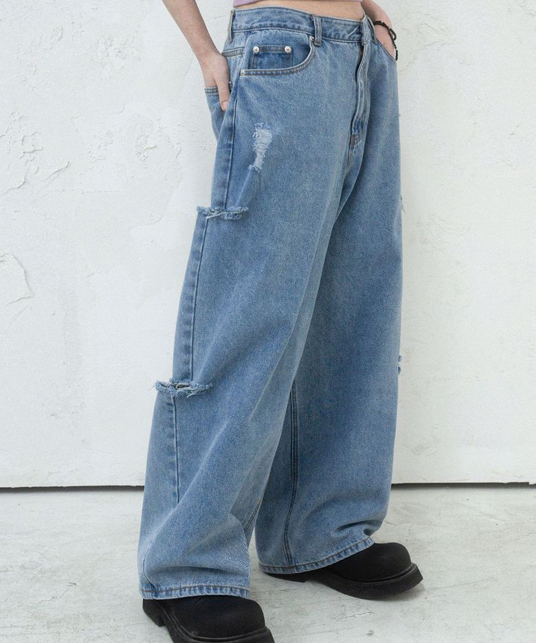This is wide pants Knife Damage LIGHT BLUE