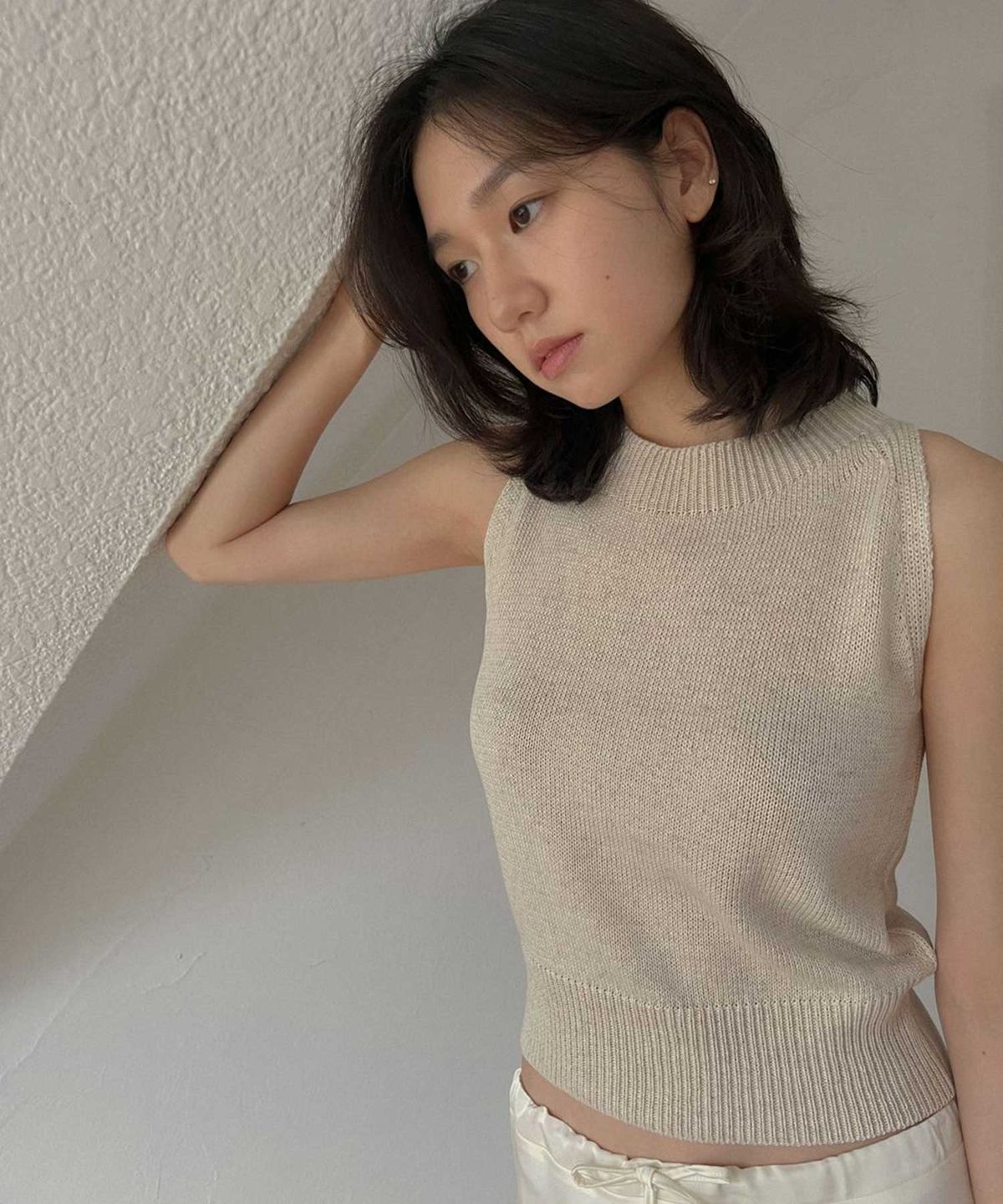 스튜디오 솔트(STUDIO SALT) 시아 홀터넥 슬리브리스_베이지