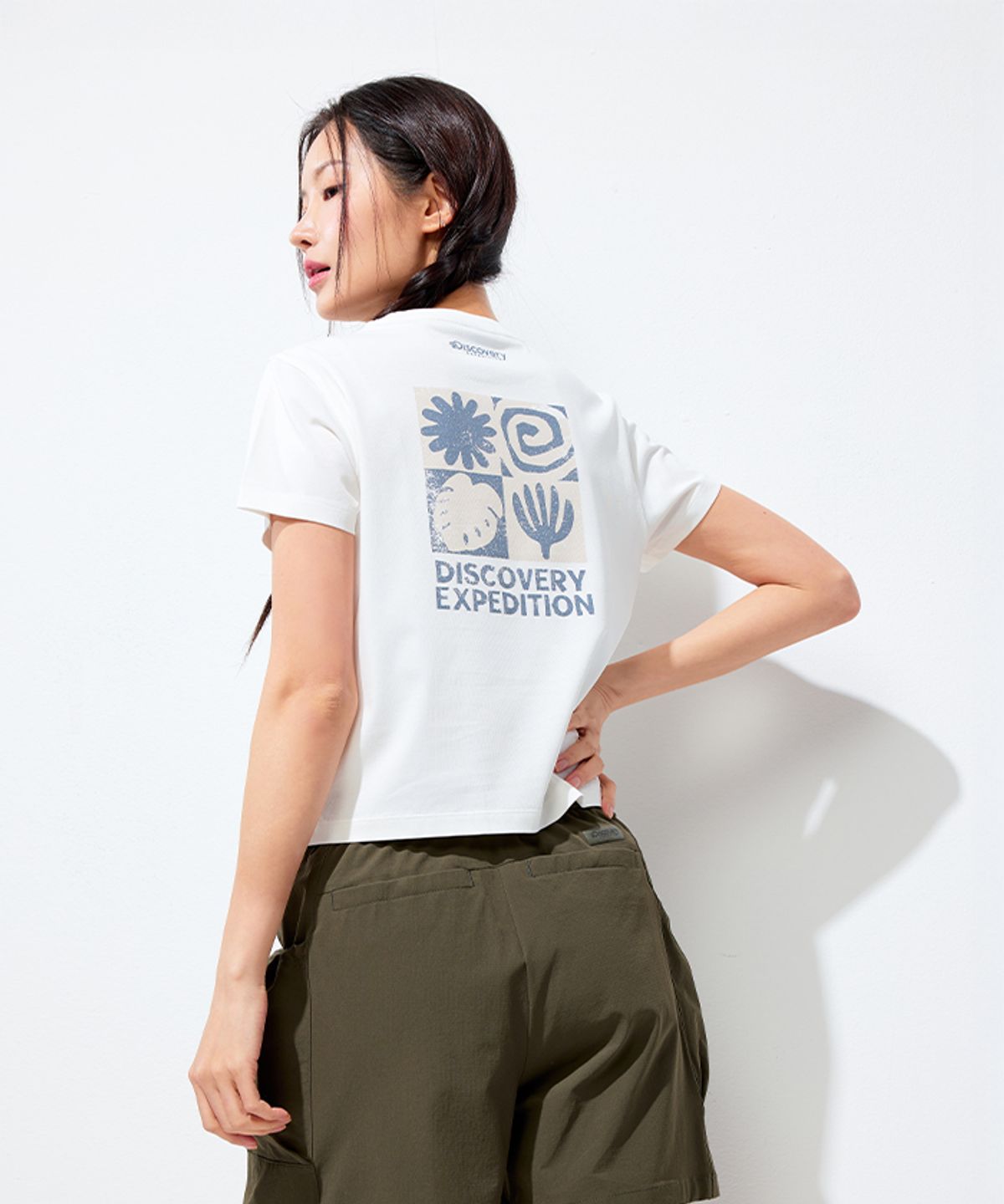 디스커버리 익스페디션(DISCOVERY EXPEDITION) 프레시벤트 여성 워싱 크롭 아웃도어 프레임 그래픽 반팔티셔츠 (WHITE)