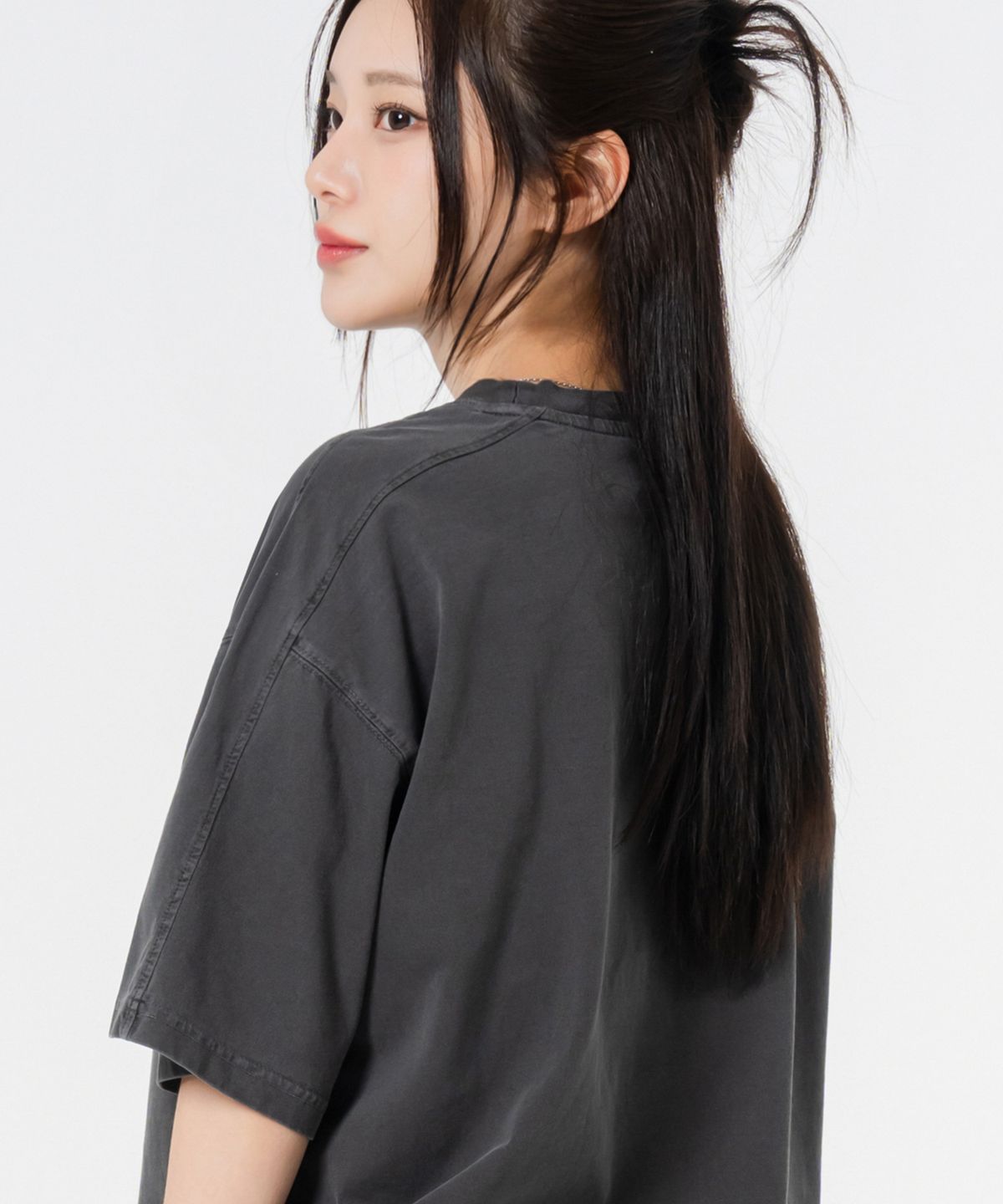 모즈모즈(MOZMOZ) 어깨 절개 무지 오버핏 피그먼트 반팔티셔츠 챠콜