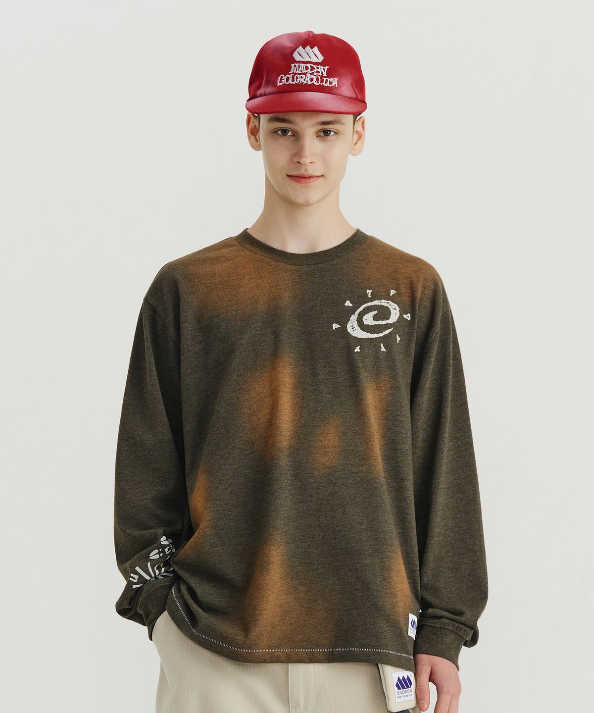 매든(MADDEN) 페이디드 스텝 그래픽 롱슬리브 카키