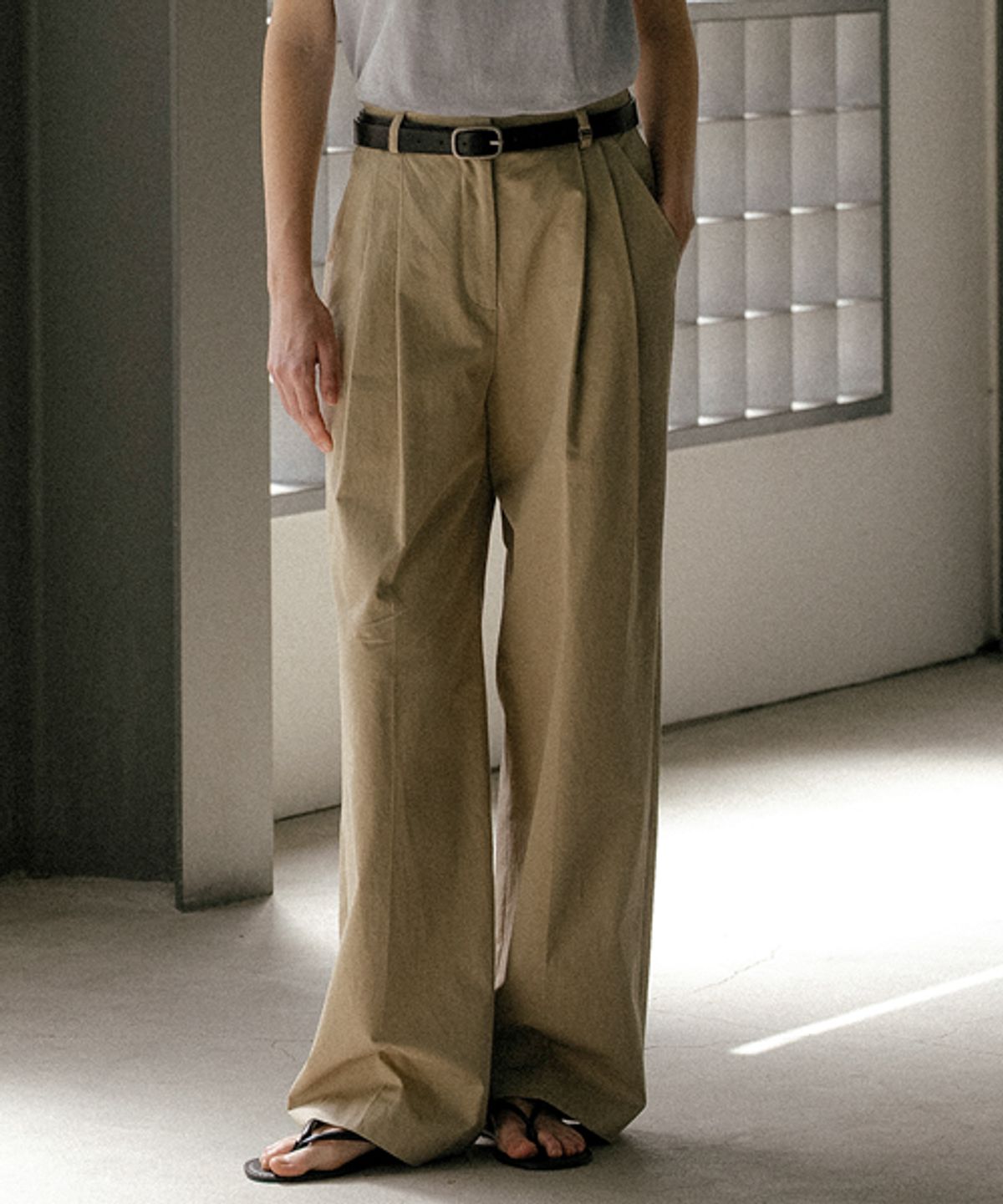 노운베러(KNOWNBETTER) Two tuck belt point wide pants_Beige