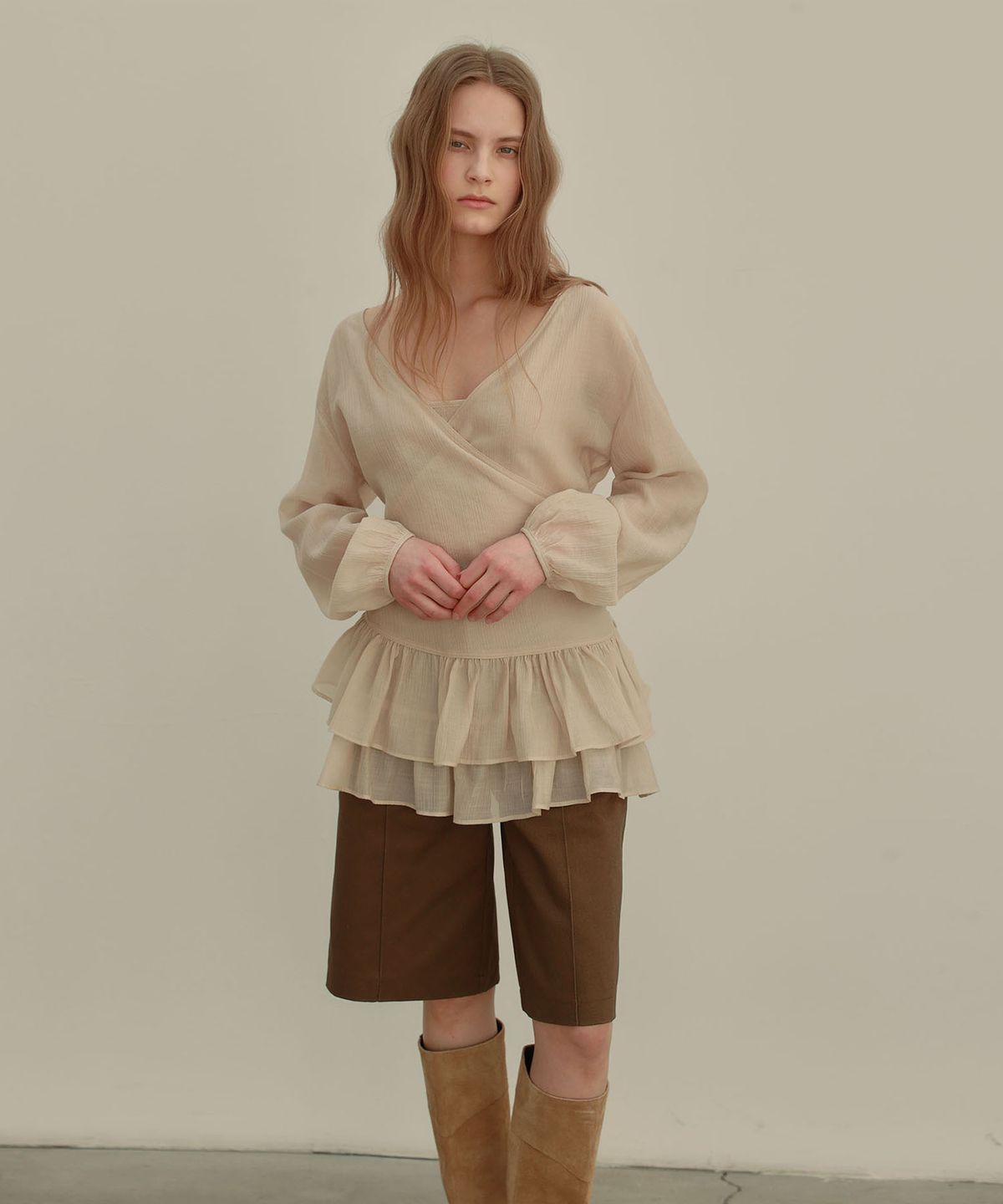 아우로(OURO) FRILL BLOUSE SET-UP [ BEIGE ]