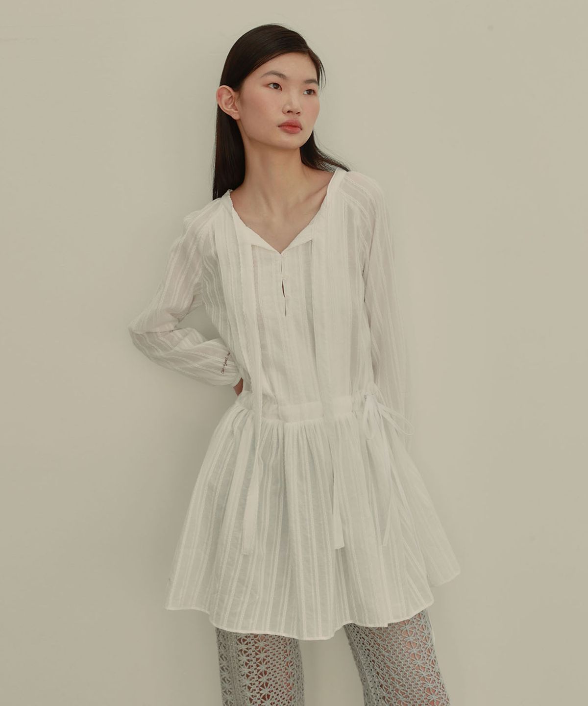 아우로(OURO) FRILL MINI DRESS [ WHITE ]