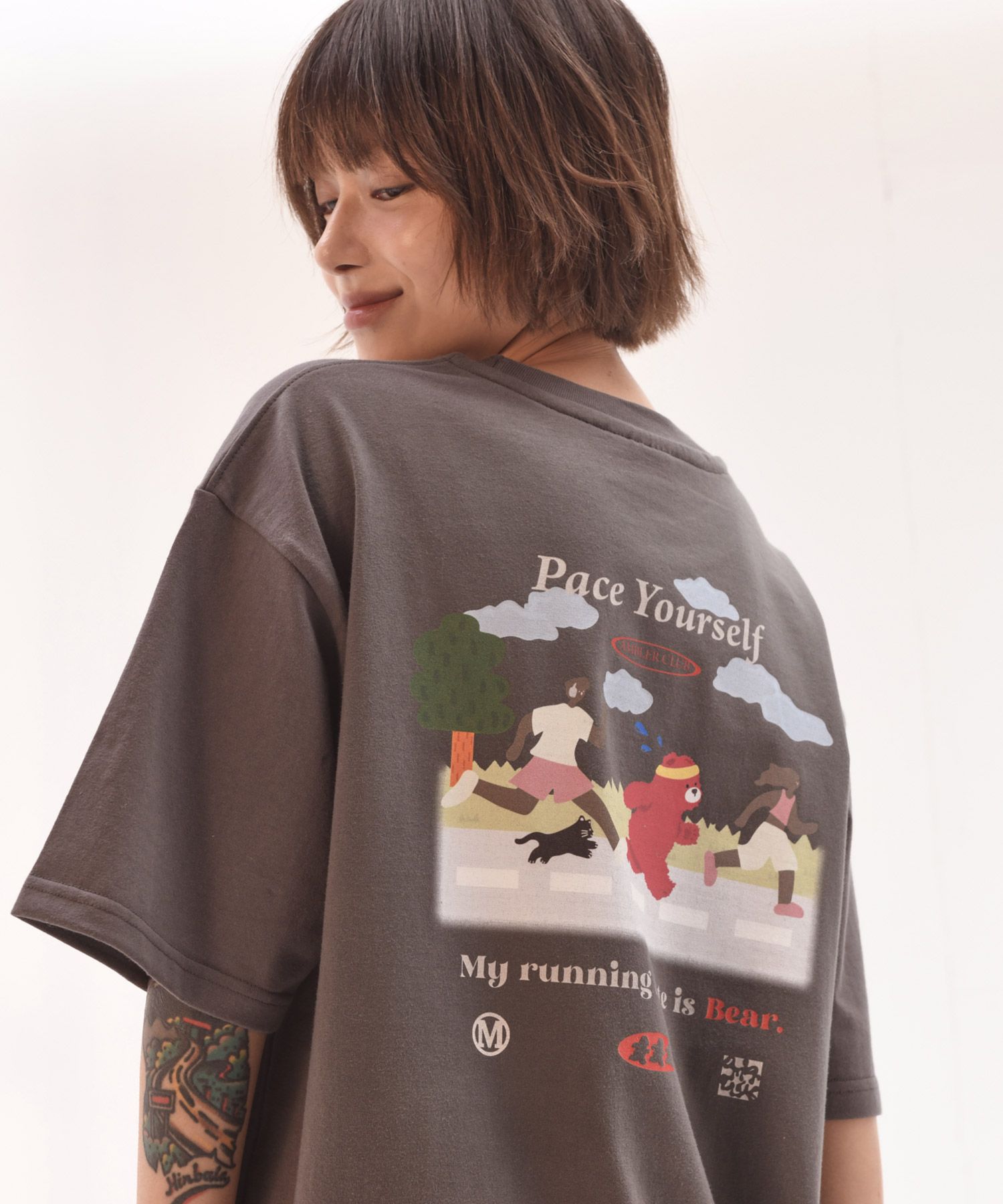 【AMBLER】 Running bear graphic short sleeve t-shirt/追跡付 AMBLER】 Running bear graphic short sleeve t-shirt/追跡付