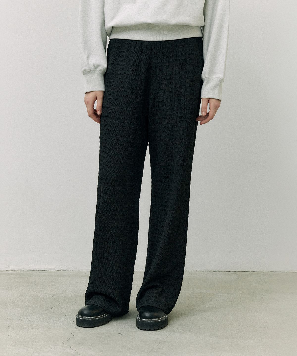 로라로라(ROLAROLA) SEMI BOOTS CUT WRINKLE PANTS BLACK