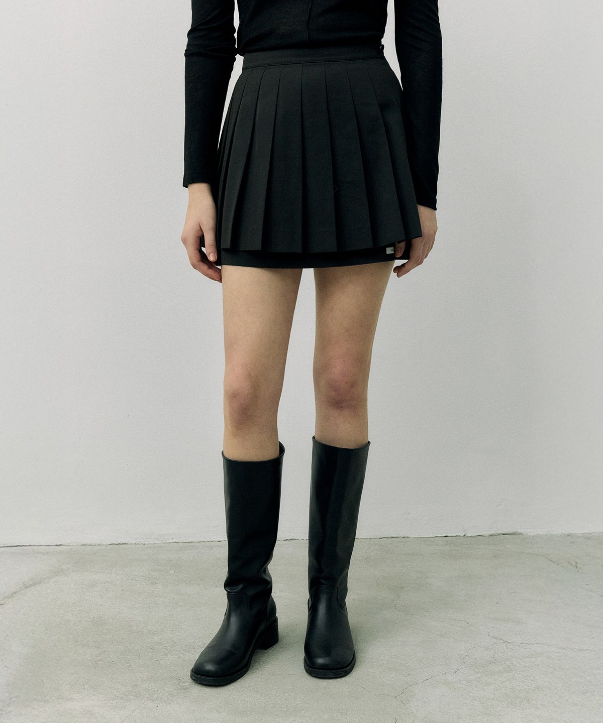 로라로라(ROLAROLA) LOGO PLEATS MINI SKIRT BLACK
