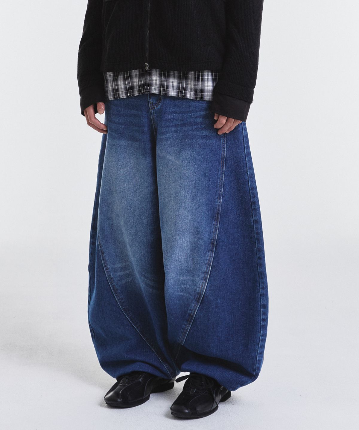 기철(KICHUL) Curved line balloon denim pants (medium blue)