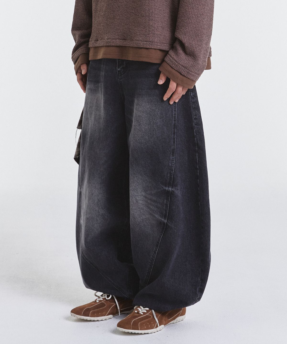 기철(KICHUL) Curved line balloon denim pants (black)
