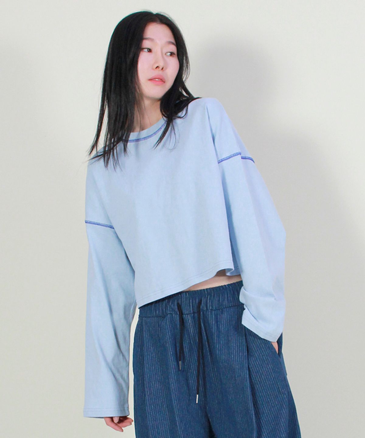 드마크(DEMARC) 컬러스티치 맥시 크롭티셔츠 스카이블루