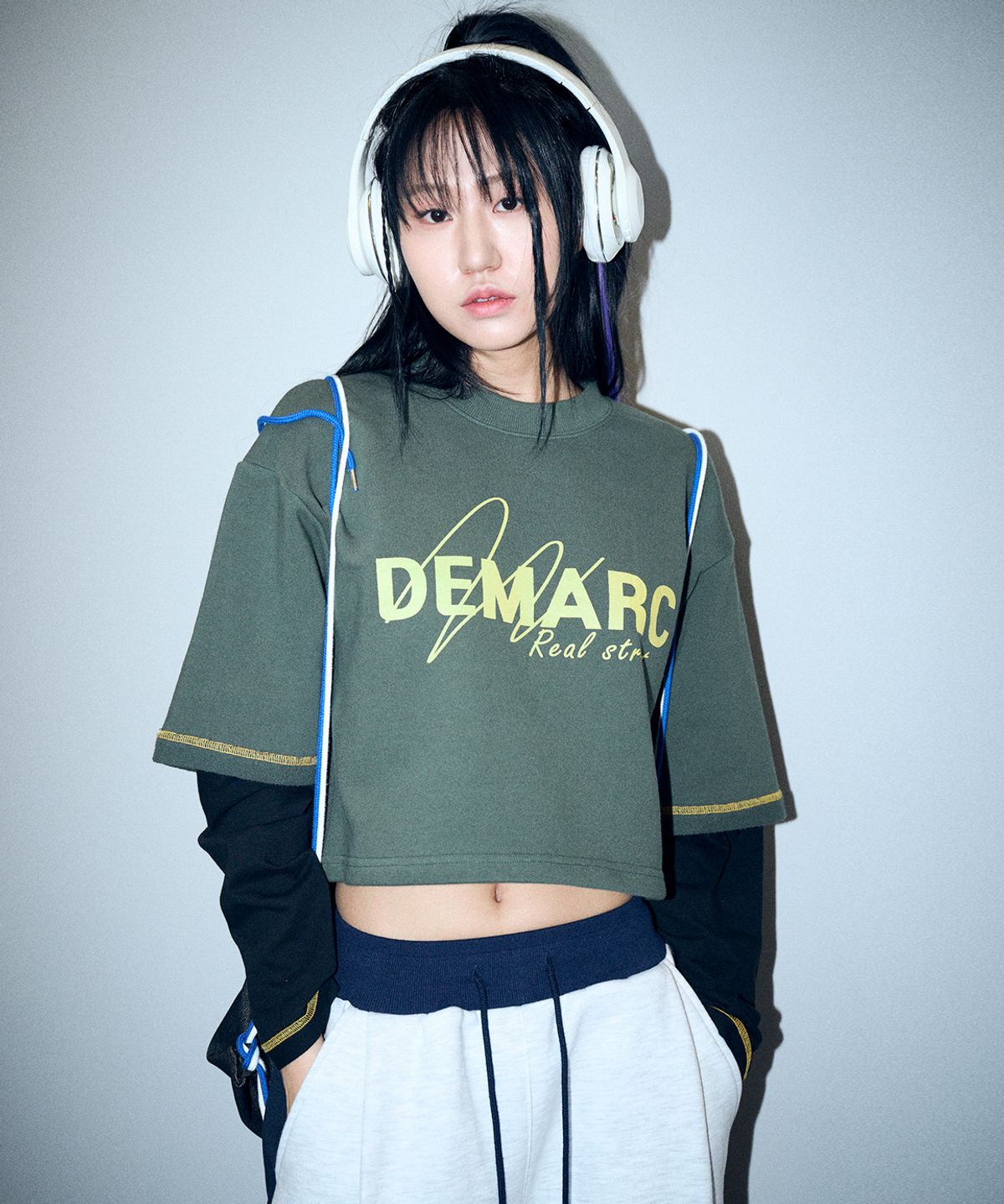 드마크(DEMARC) 더블 슬리브 크롭 티셔츠 카키
