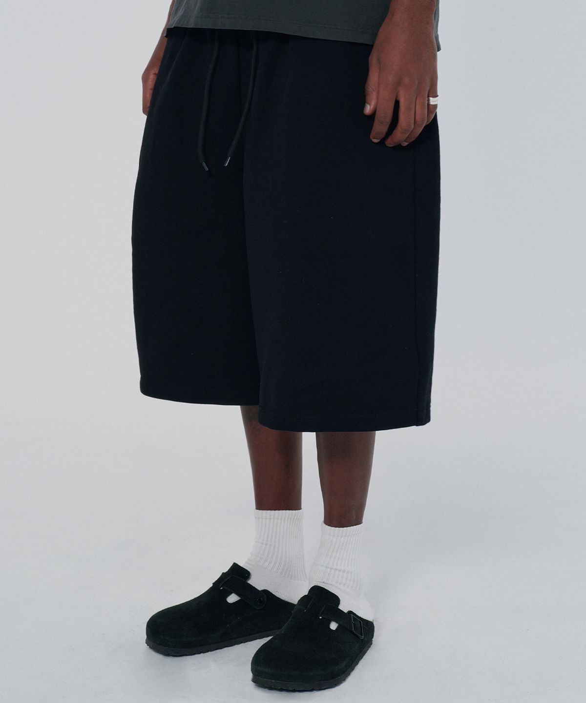 스웨이드(SUADE) WIDE SWEAT SHORTS [BLACK]
