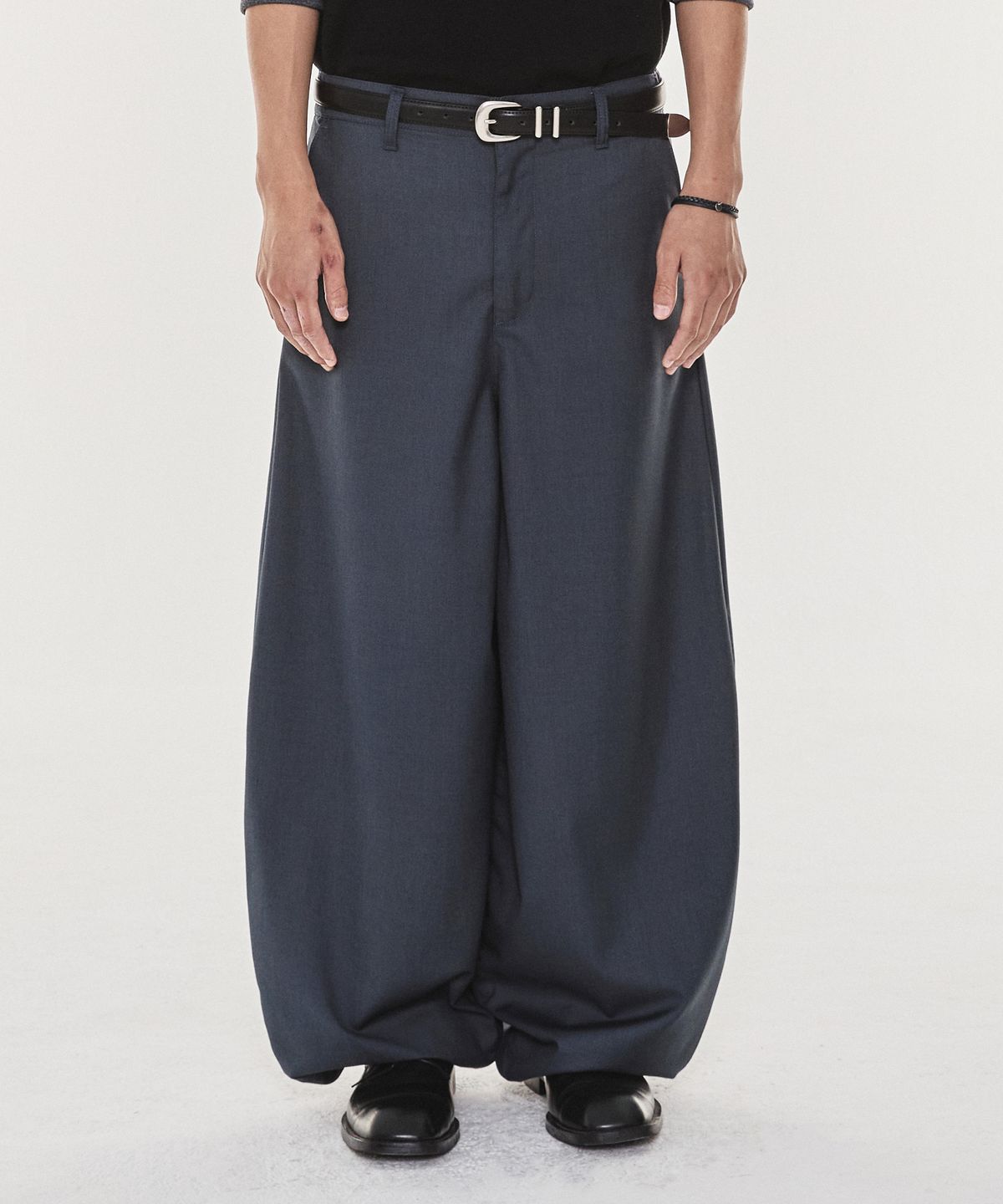 기철(KICHUL) Minimal balloon slacks (charcoal)