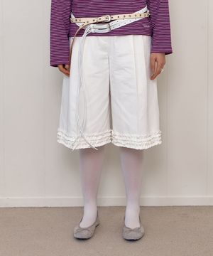 BERMUDA TWO TUCK FRILL PANTS_WHITE