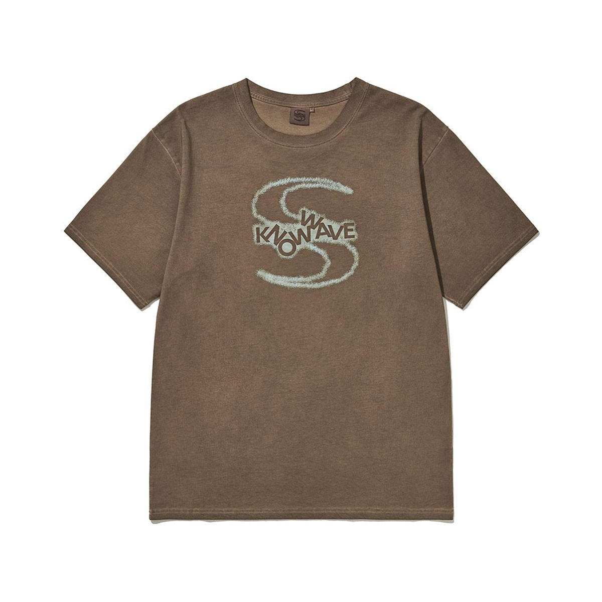 노우웨이브(KNOW WAVE) 소라노 x 노우웨이브 로고 티셔츠 KNT085u (BROWN)