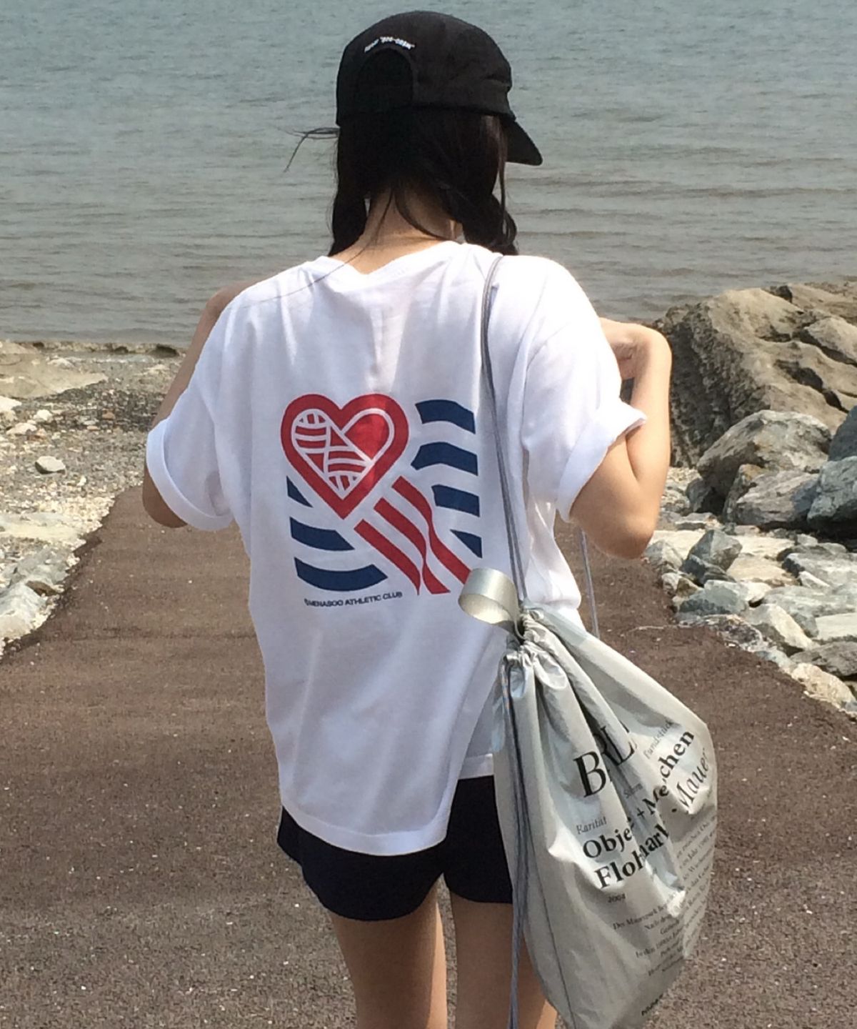 미나수(MENASOO) Wave Hearttrack Graphic T Shirt_White