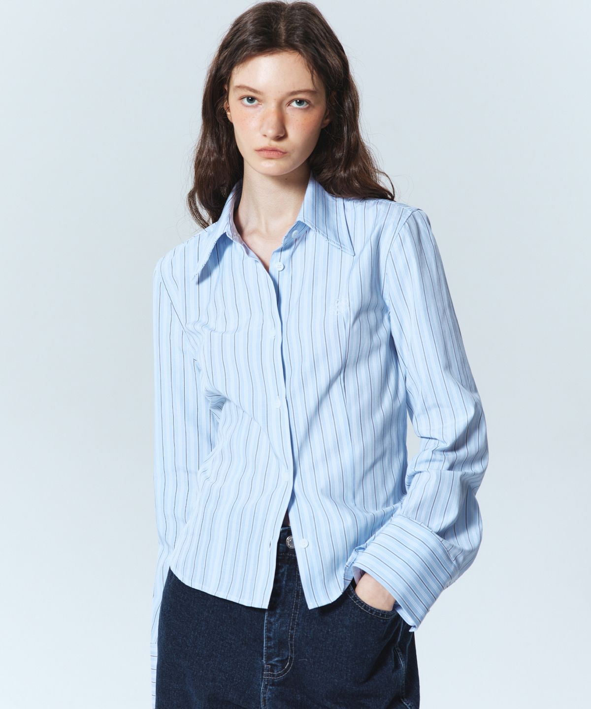 닉앤니콜(NICK&NICOLE) MINIMAL STRIPE LOGO SLIM SHIRT_SORA
