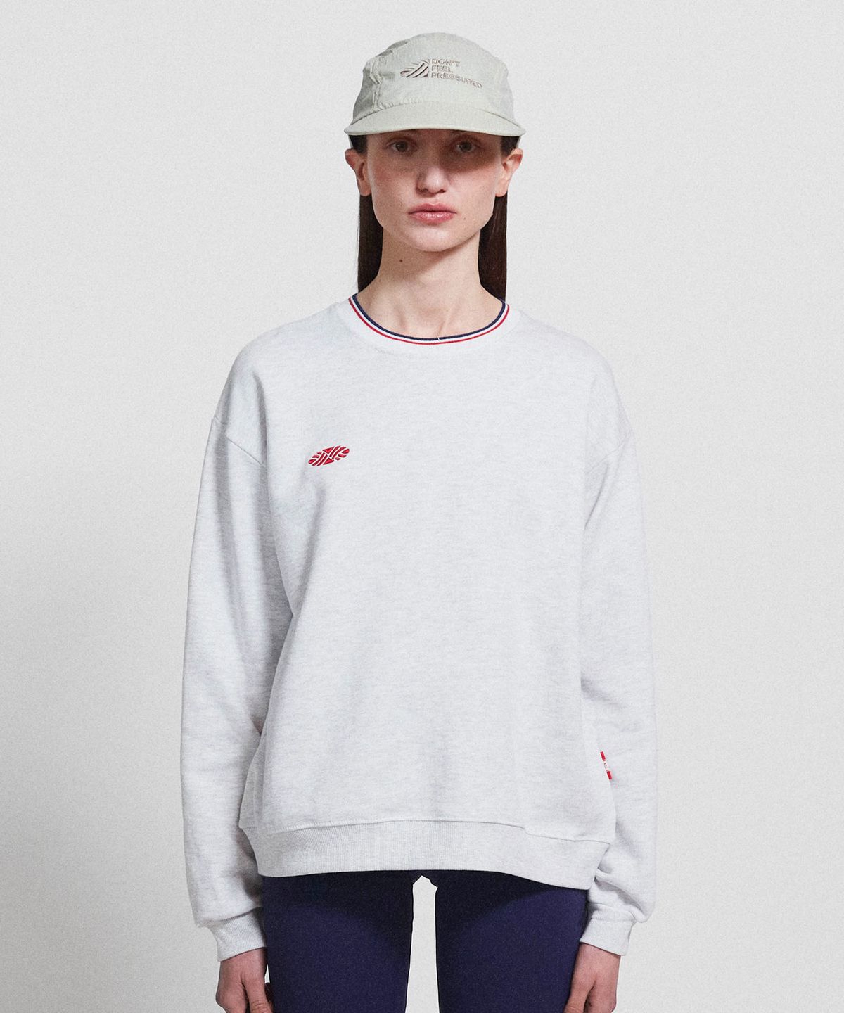 미나수(MENASOO) Track Volume Point Round Sweatshirt_Melange White