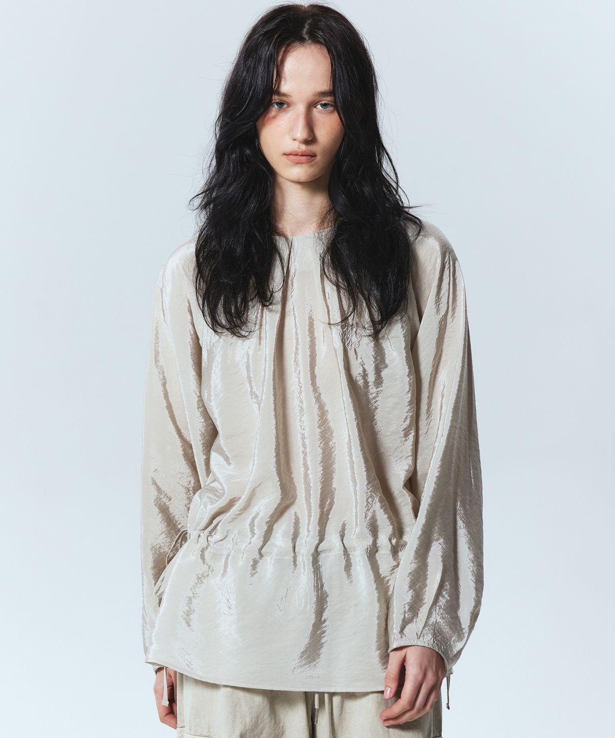 닉앤니콜(NICK&NICOLE) SHINE CURVED SLEEVE BLOUSE_SAND GRAY