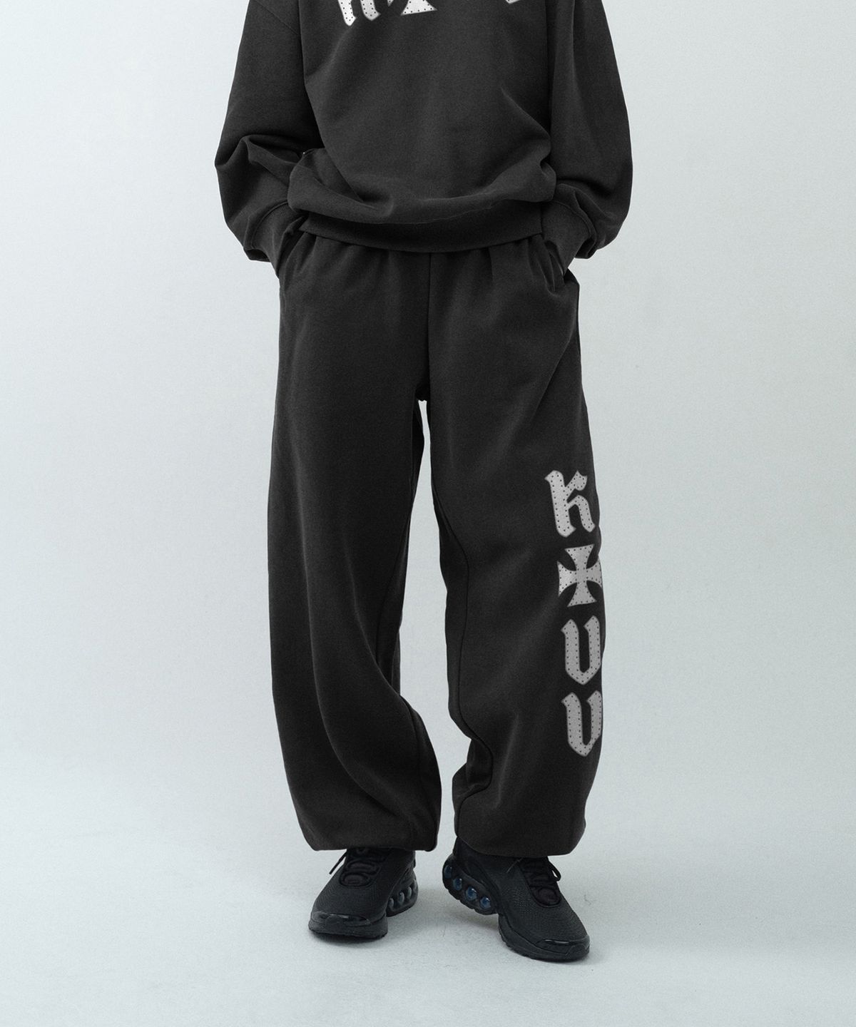 키르시(KIRSH) 키르시 X 비바스튜디오 로고 스웨트팬츠 [차콜]