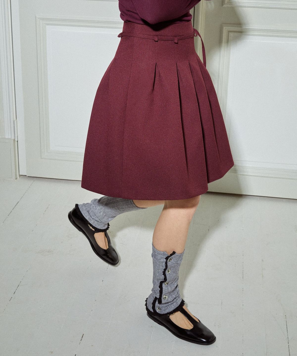 마이스(MAIS) VOLUME PLEATS MINI SKIRT / BURGUNDY