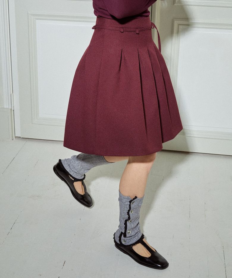VOLUME PLEATS MINI SKIRT / BURGUNDY