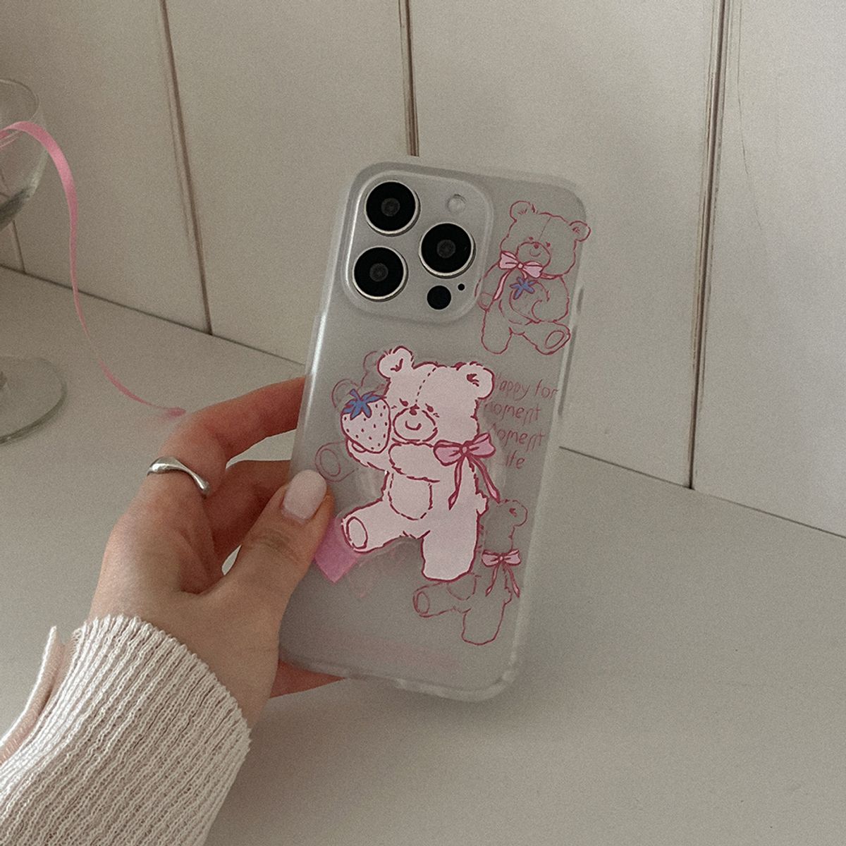 메이드모먼(MADEMOMENT) fluffy strawberry bear 디자인 [반투명 폰케이스]