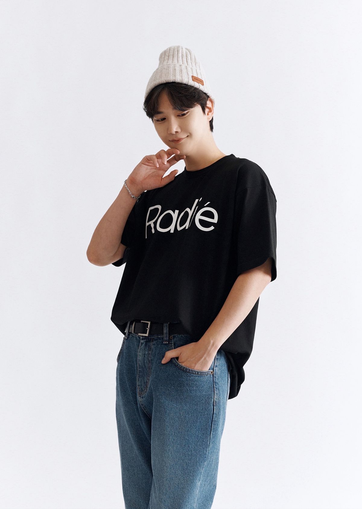 바이브라디(VIBRADIE) 바이브라디 RADIE 남성 남여공용 로고 블랙 반팔티