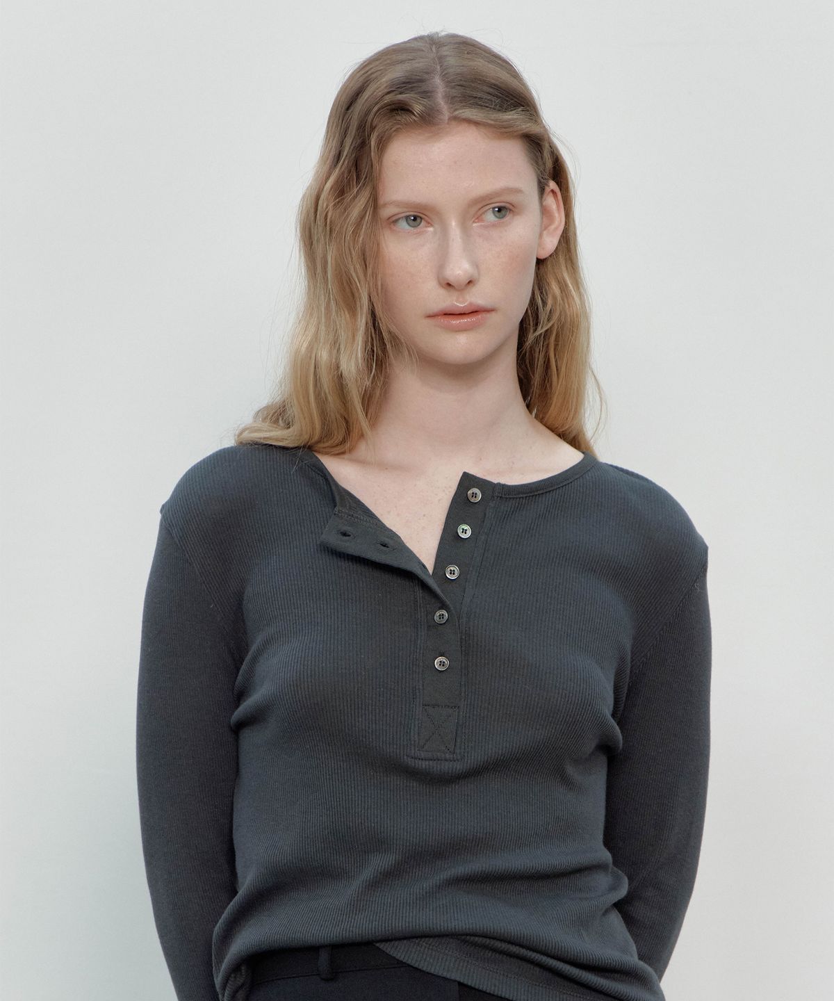 더마고(THEMARGOT) ESSENTIAL HENRYNECK LONG SLEEVE (CHARCOAL)