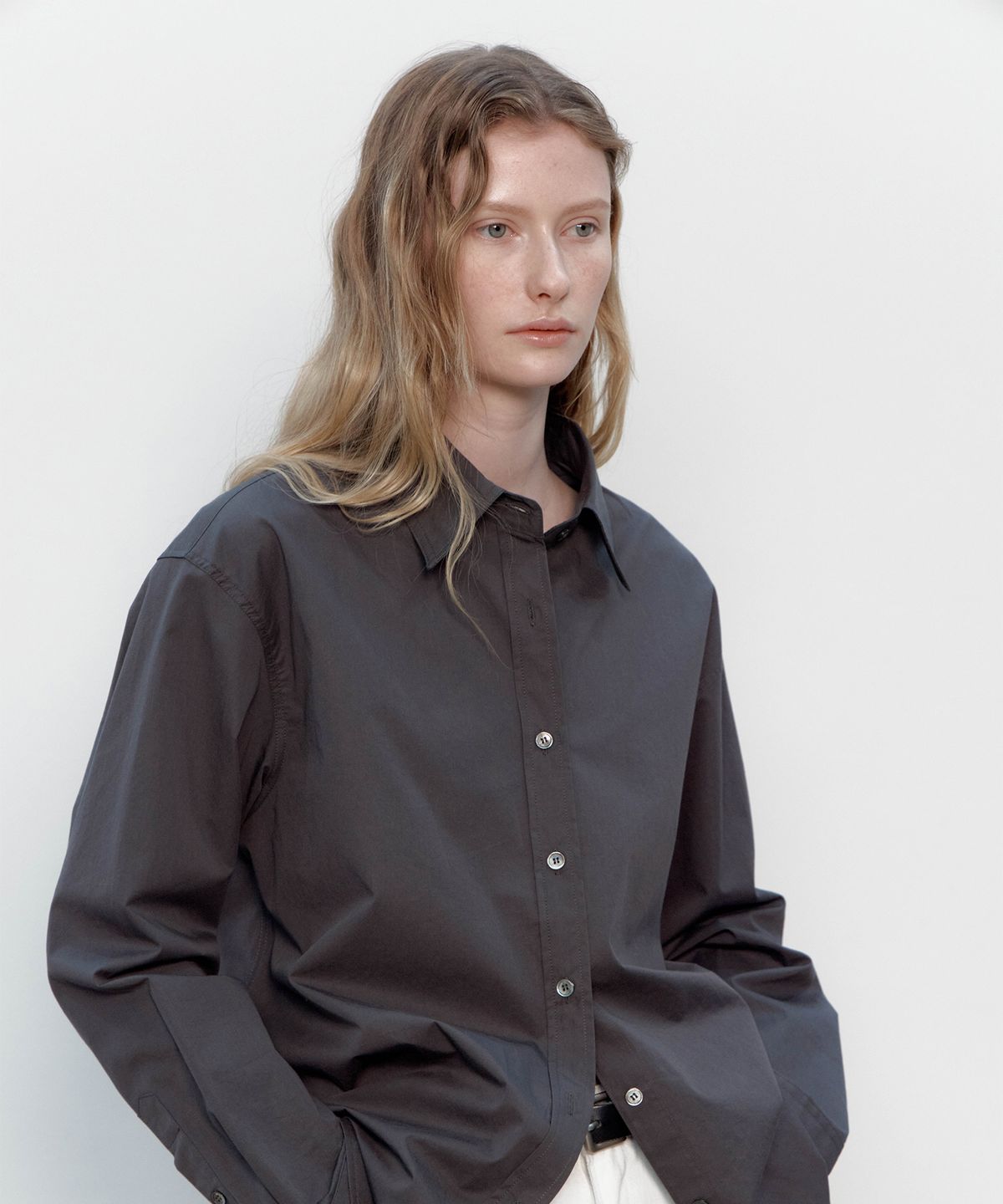 더마고(THEMARGOT) SEMI OVERSIZED CLASSIC SHIRTS (CHARCOAL)