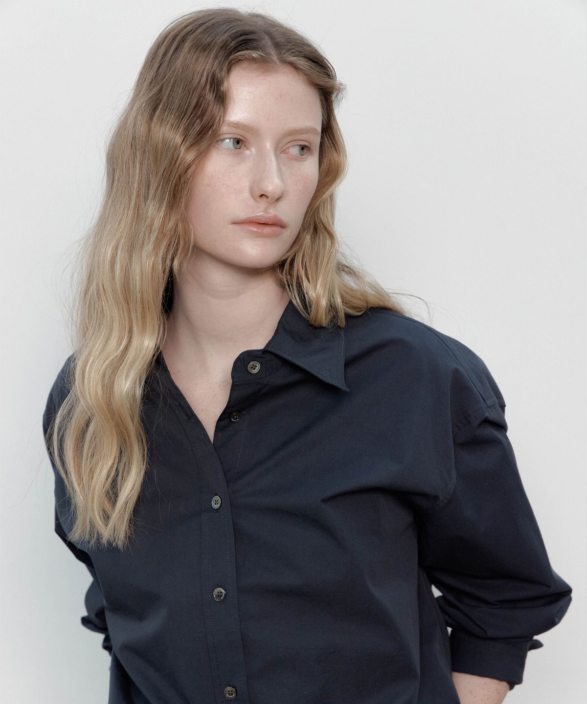 더마고(THEMARGOT) SEMI OVERSIZED CLASSIC SHIRTS (NAVY)