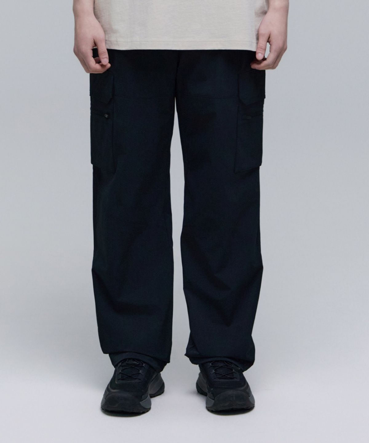 내셔널지오그래픽(NATIONALGEOGRAPHIC) N252UPT941 아델리 경량 우븐릴렉스핏 팬츠 CARBON BLACK