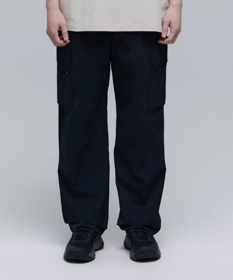N252UPT941 아델리 경량 우븐릴렉스핏 팬츠 CARBON BLACK