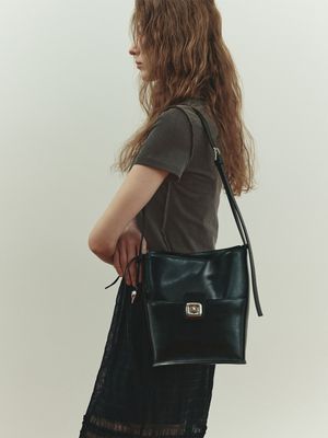 Riley Bucket in Black UA5SB071-10