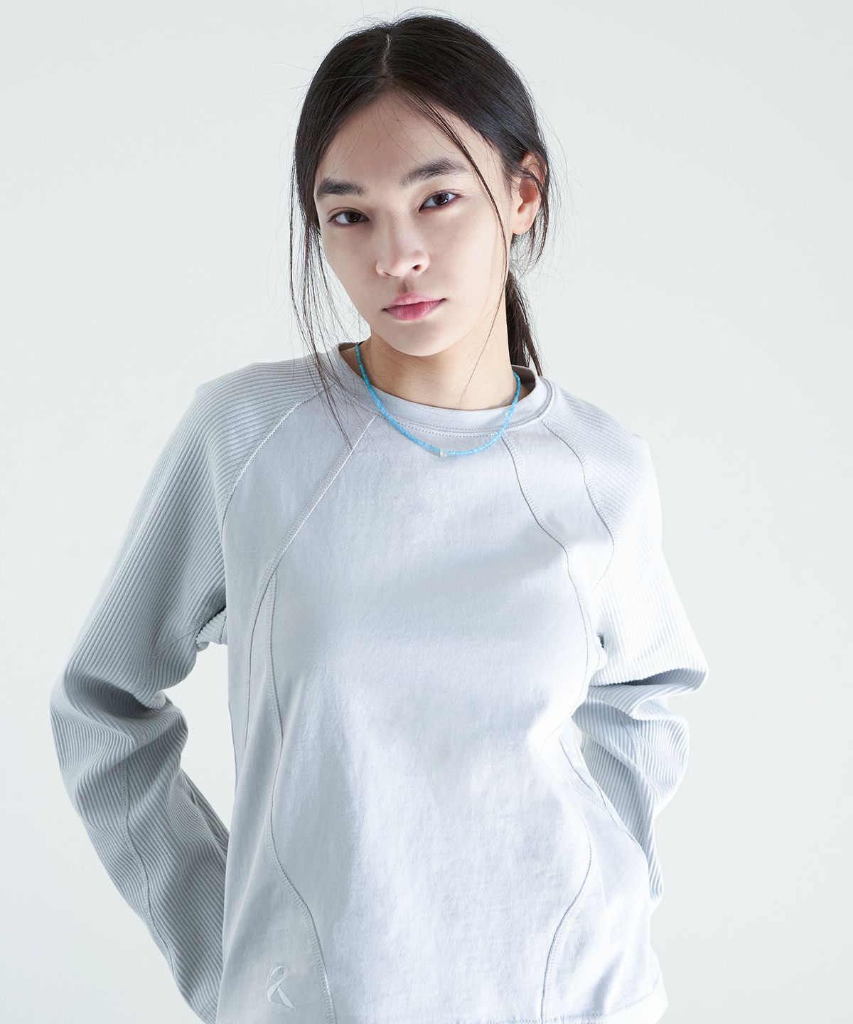 리오므(RIOMEU) 배색 절개 롱슬리브 티_GRAY : RADIANT079