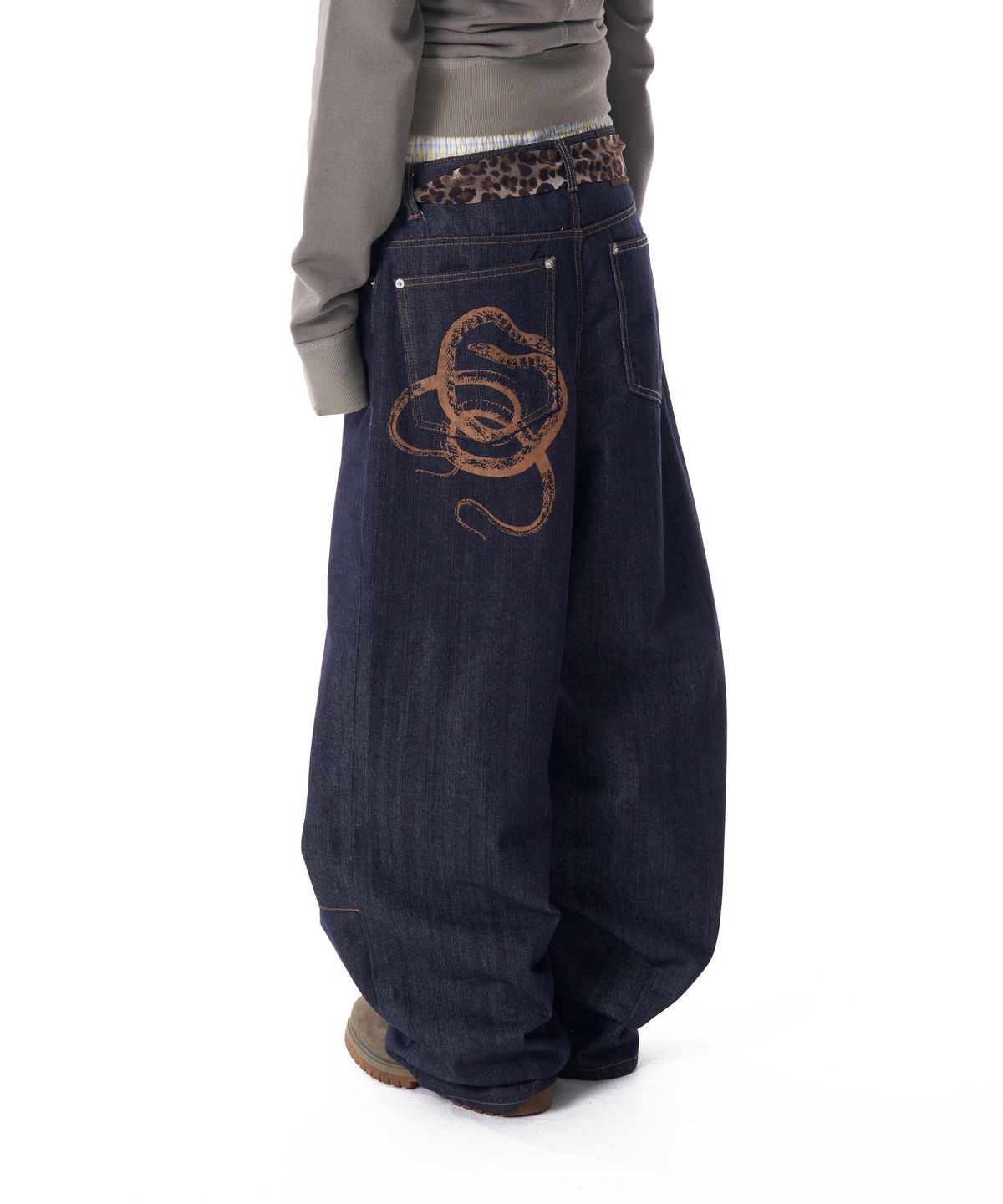 아캄(AAKAM) Snake Printed Denim Pants (Dark Blue)