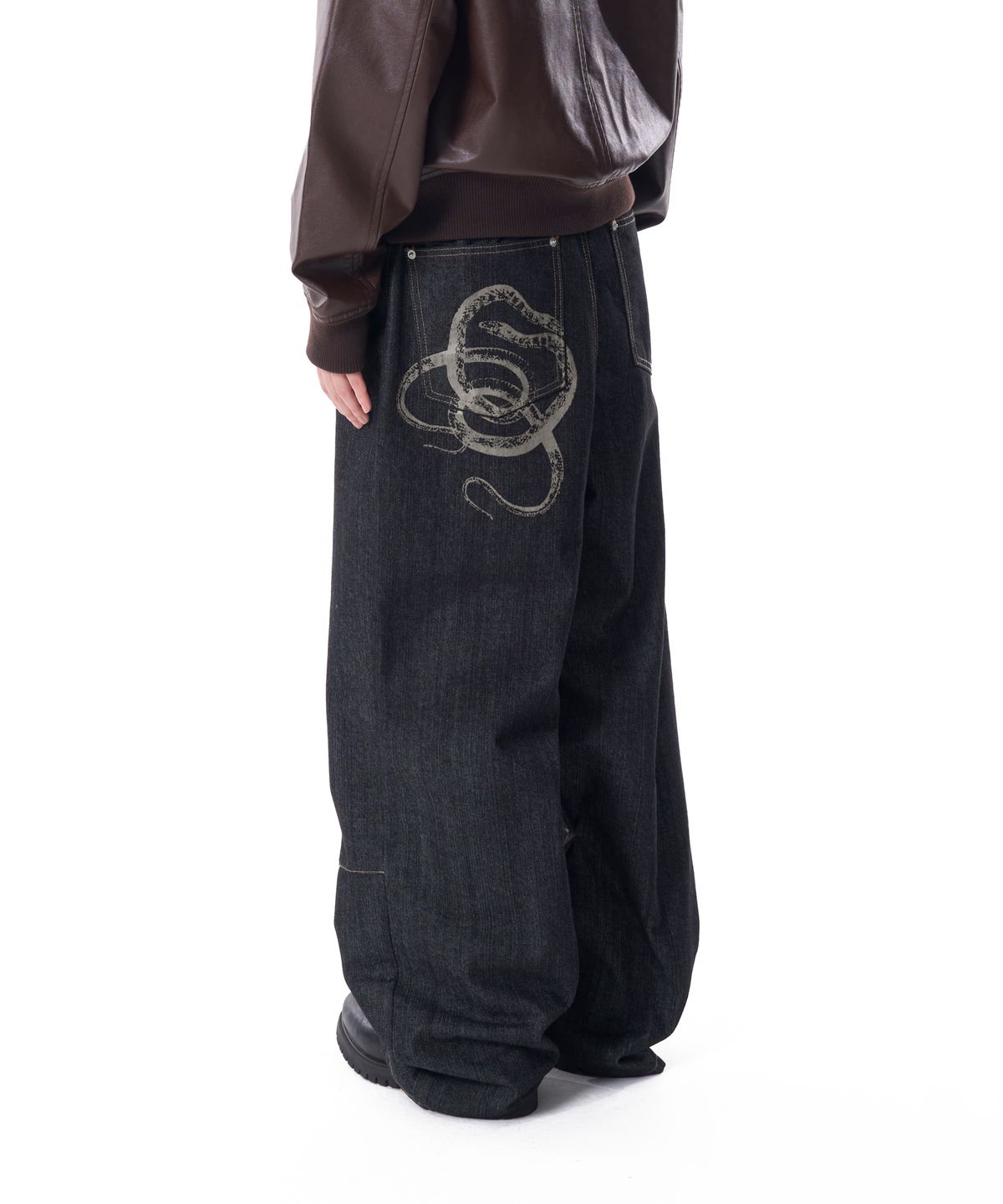 아캄(AAKAM) Snake Printed Denim Pants (Black)