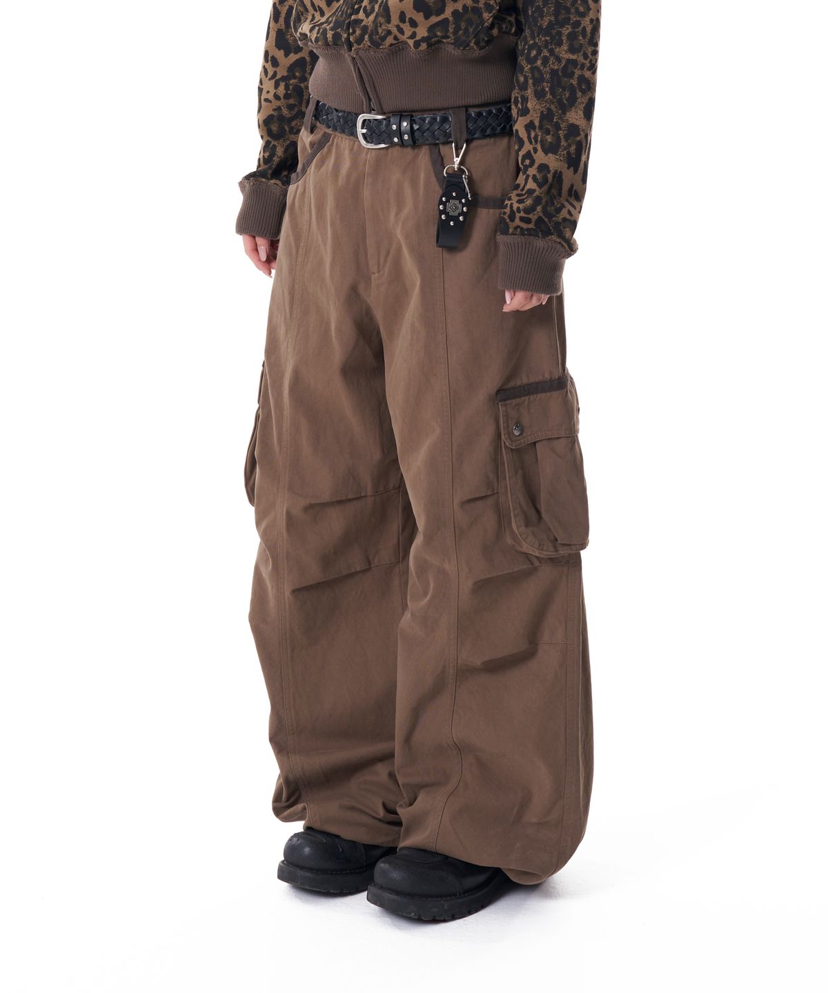 아캄(AAKAM) Knee Pin-tuck Contrast Cargo Pants (Brown)