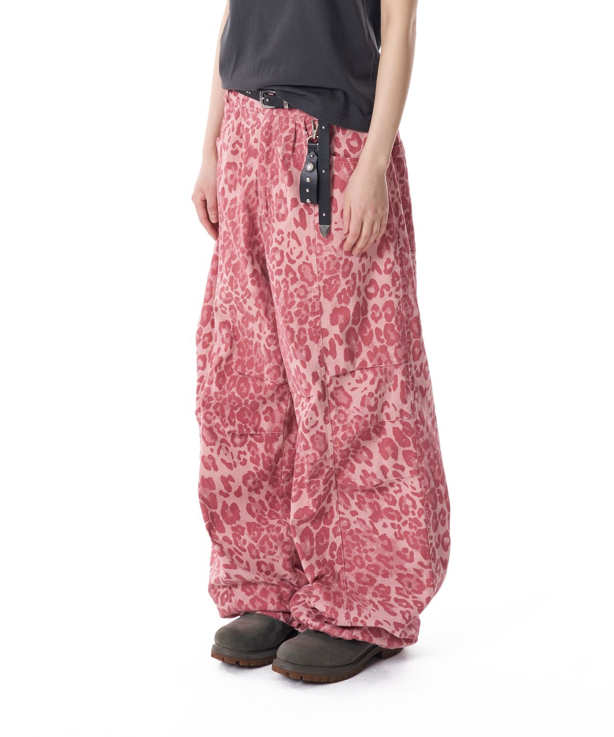 아캄(AAKAM) Knee Pin-tuck Leopard Cotton Pants (Pink)