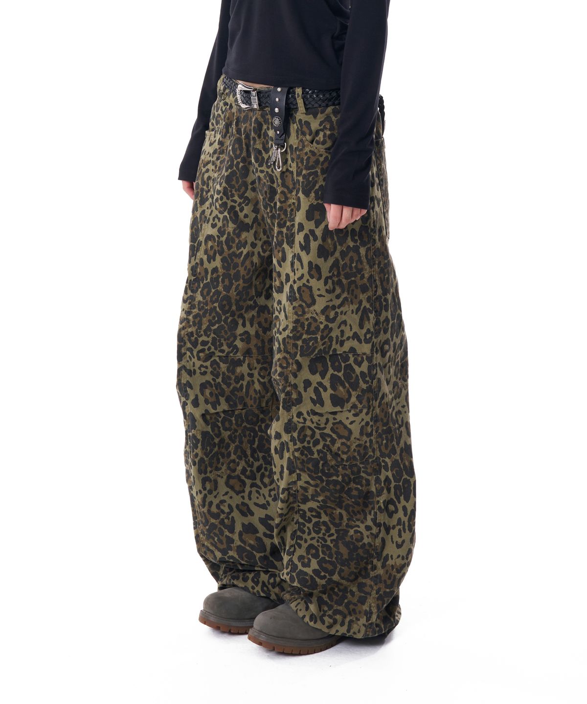아캄(AAKAM) Knee Pin-tuck Leopard Cotton Pants (Khaki)