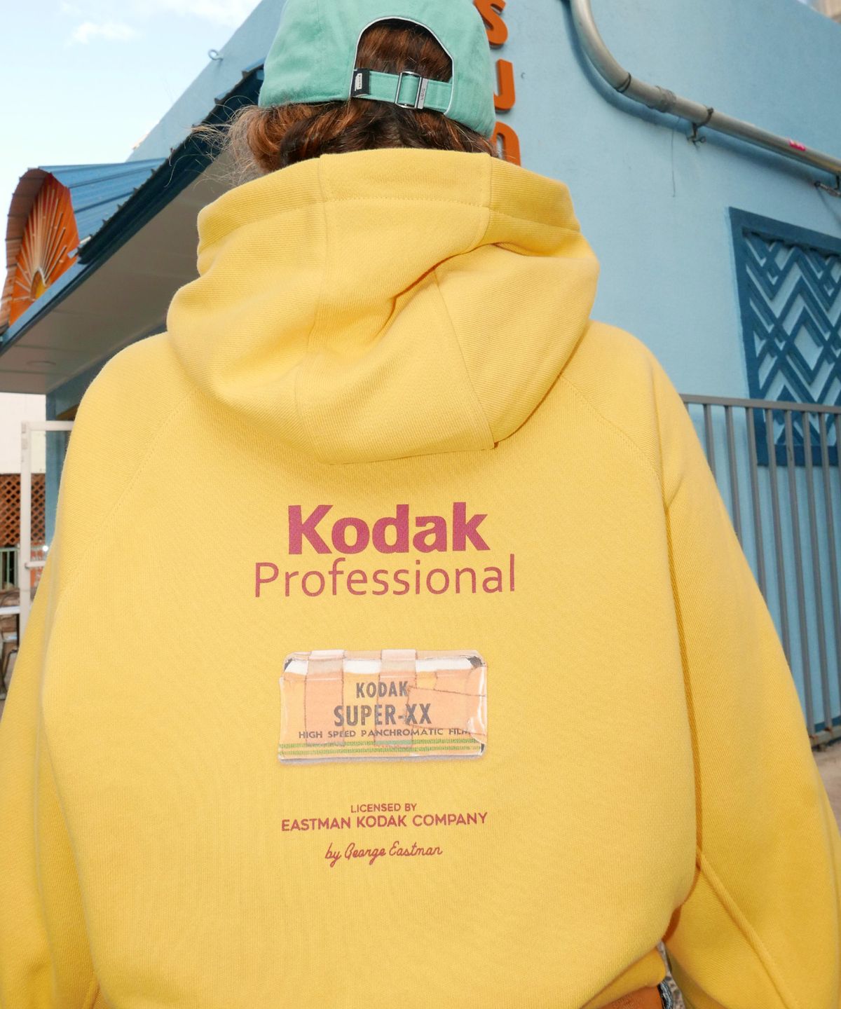 코닥(KODAK) 메일러 그래픽 후드티셔츠 우먼 YELLOW