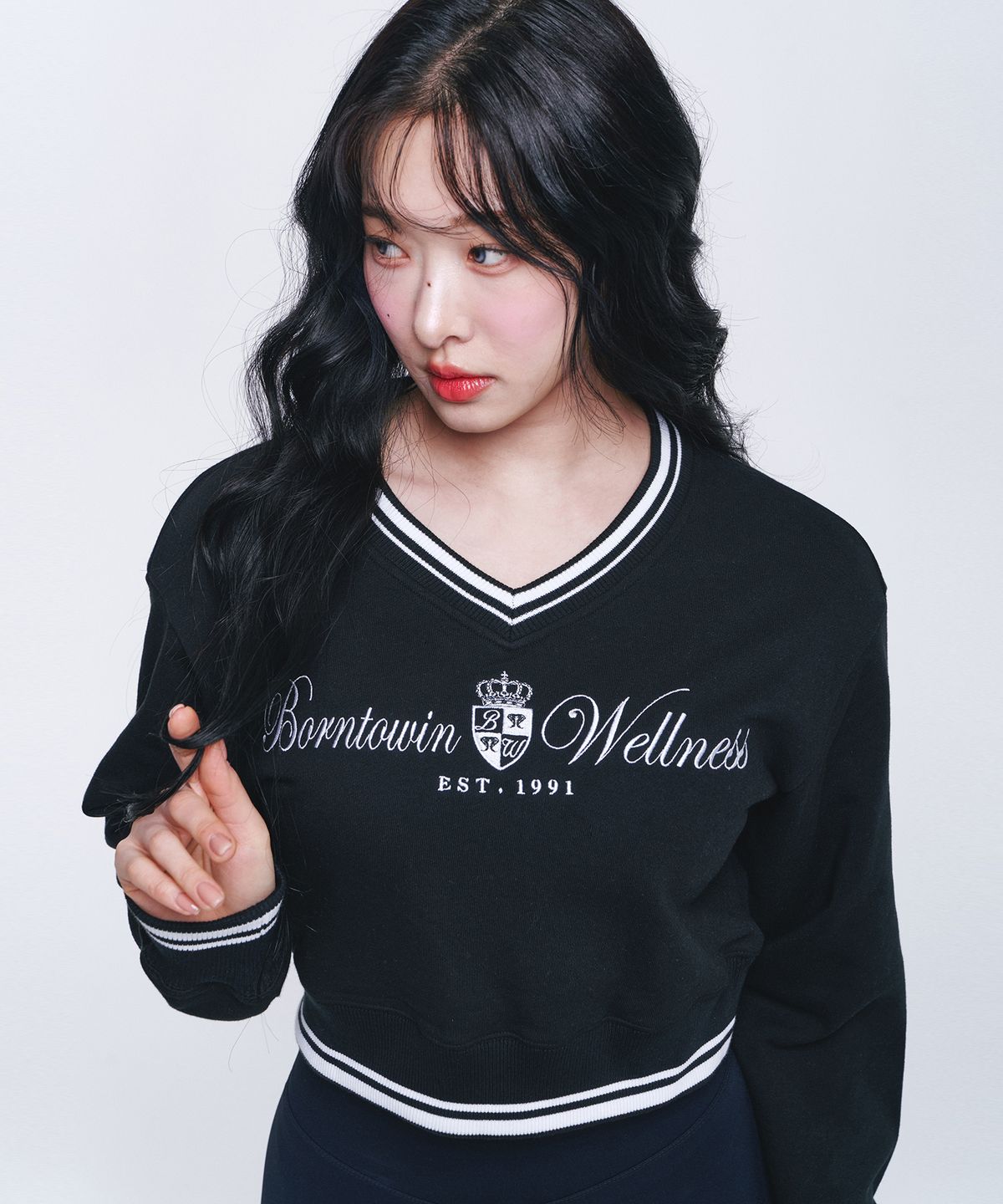본투윈(BORN TO WIN) W WELLNESS V-NECK CROP SWEATSHIRTS [BLACK]