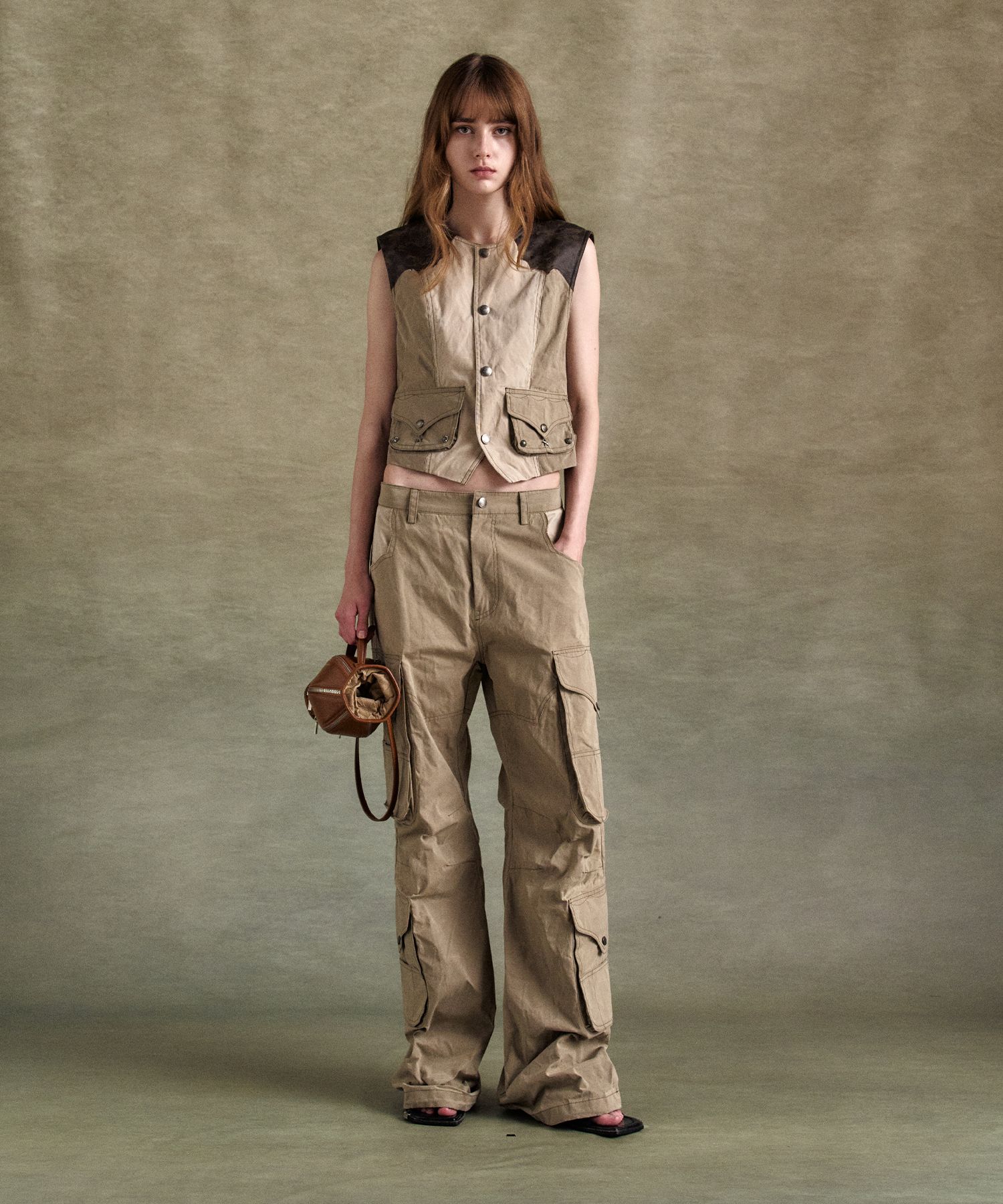 【完売間近】ANDERSSON BELL Waxed Utility Pocket Cargo Pants ANDERSSON BELL Waxed Utility Pocket Cargo Pants in Natural
