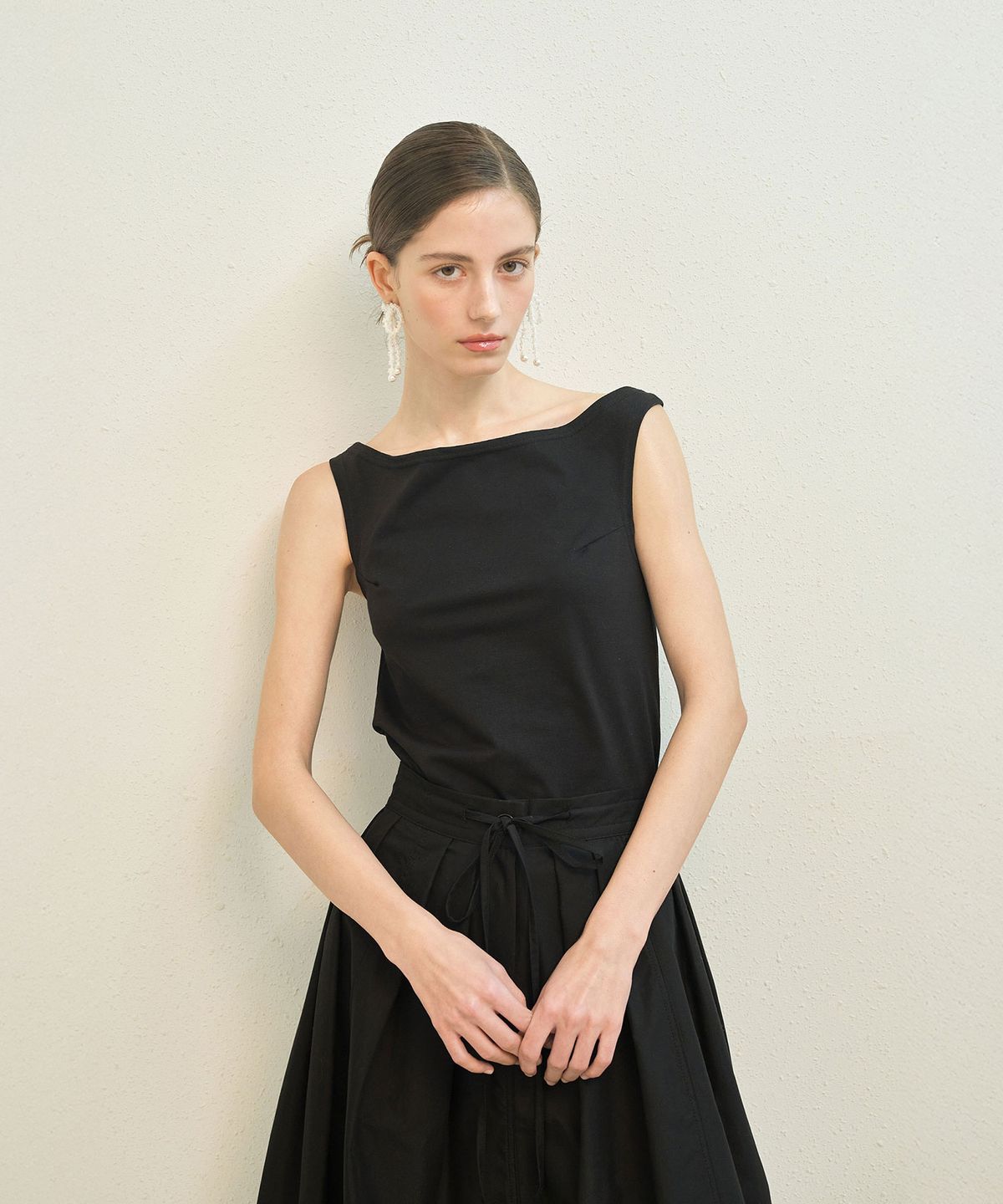 메이버유(MAYVERU) Balm Off-Shoulder Sleeveless T-Shirt _ Black