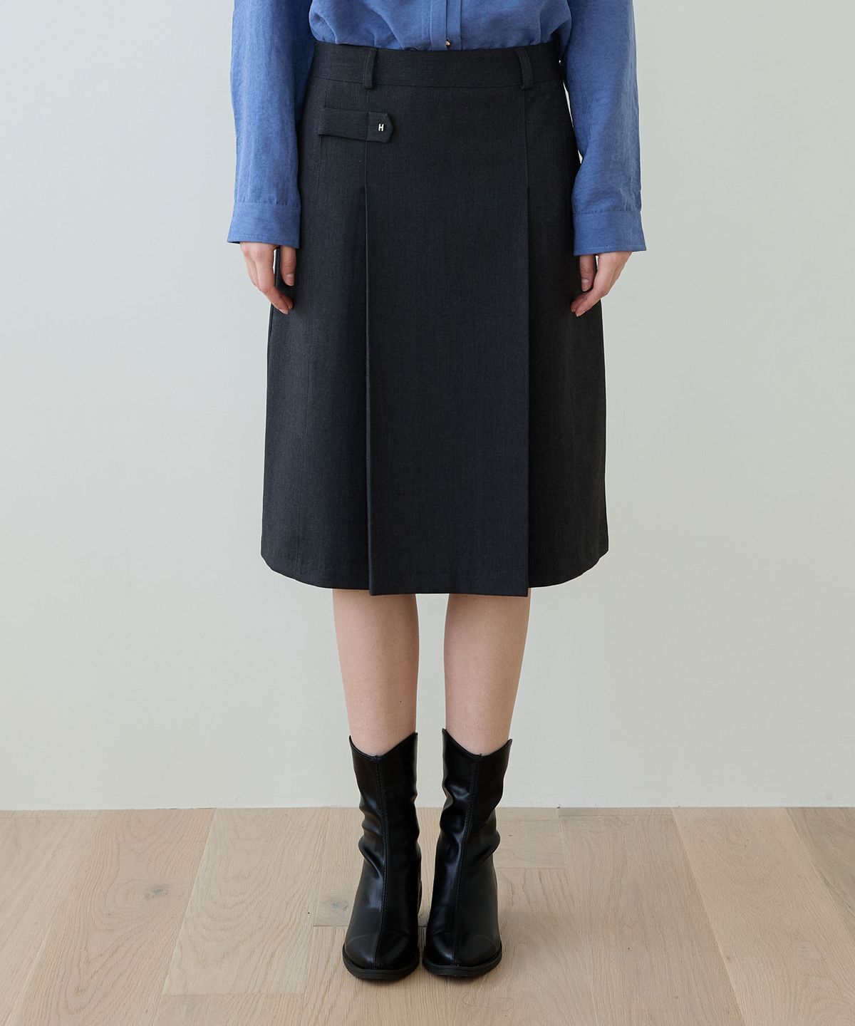 힐리오트(HEALIOTE) POISE H PLEATS SKIRT_CHARCOAL