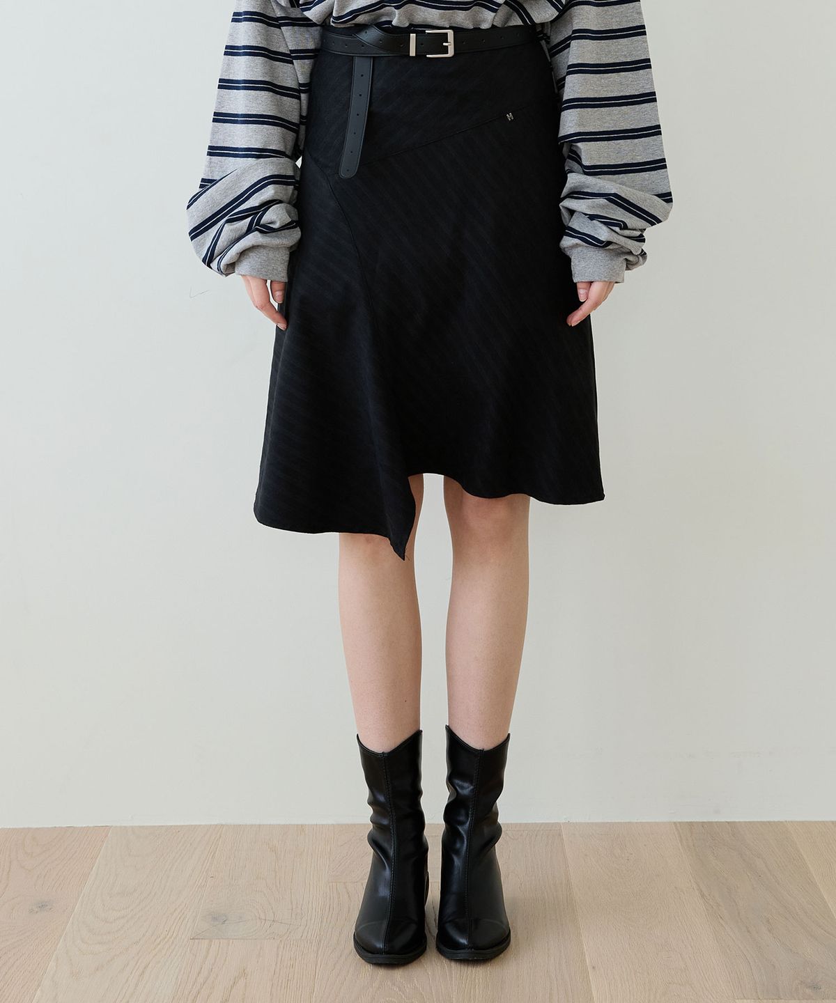 힐리오트(HEALIOTE) DEMURE UNBALANCE STRIPE SKIRT_BLACK