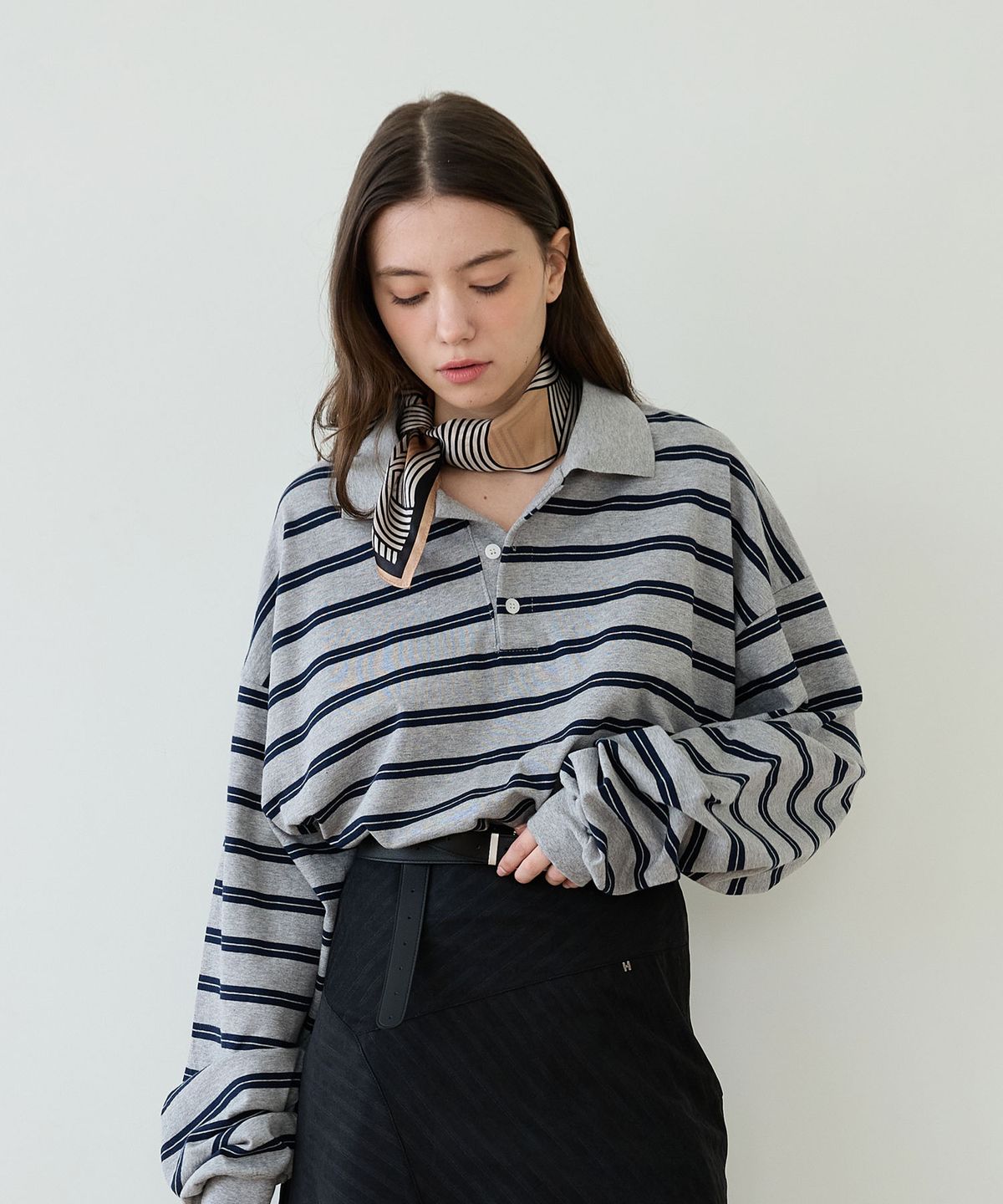 힐리오트(HEALIOTE) ESSENTIAL STRIPE COLLAR T-SHIRT_GREY